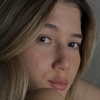 Alba Shy Meztelen