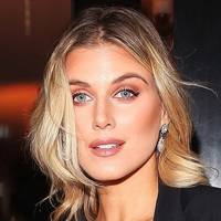 Ashley James Meztelen