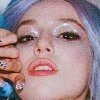 Ava Max Meztelen