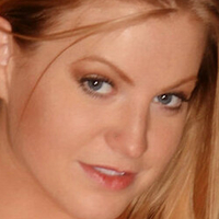 Avery Ray Meztelen
