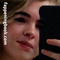 Benee Meztelen