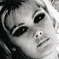 Brigitte Skay Meztelen