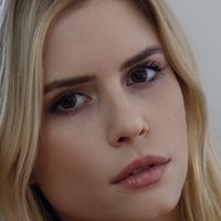 Carlson Young Meztelen