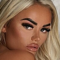 Courtney Doyle Meztelen
