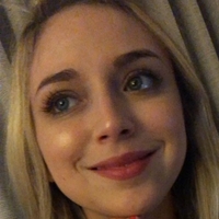 Ellie Schnitt Meztelen