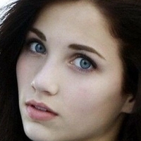 Emily Rudd Meztelen