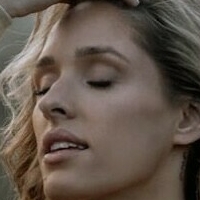 Emily Viuhkola Meztelen