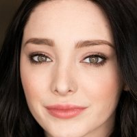 Emma Dumont Meztelen