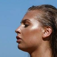 Erinmia James Meztelen