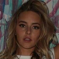 Hassie Harrison Meztelen