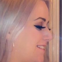 Hollie Meztelen