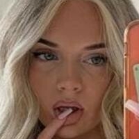 Izzy Meztelen