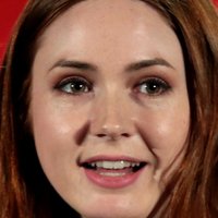 Karen Gillan Meztelen