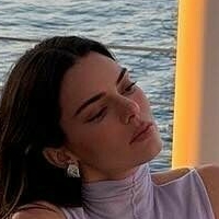 Kendall Braless Meztelen