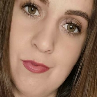 Kerry Louise Meztelen