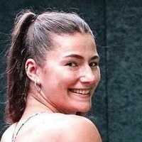 Leonie K Meztelen