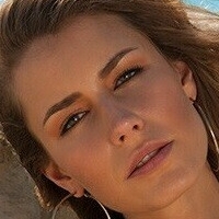 Linda Mucina Meztelen