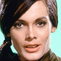 Martine Beswick Meztelen