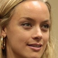 Rachel Skarsten Meztelen