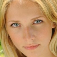 Sarah Ulrich Meztelen