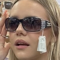 Thesi.Sophie Meztelen