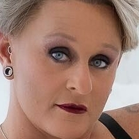Tricia Anne Meztelen